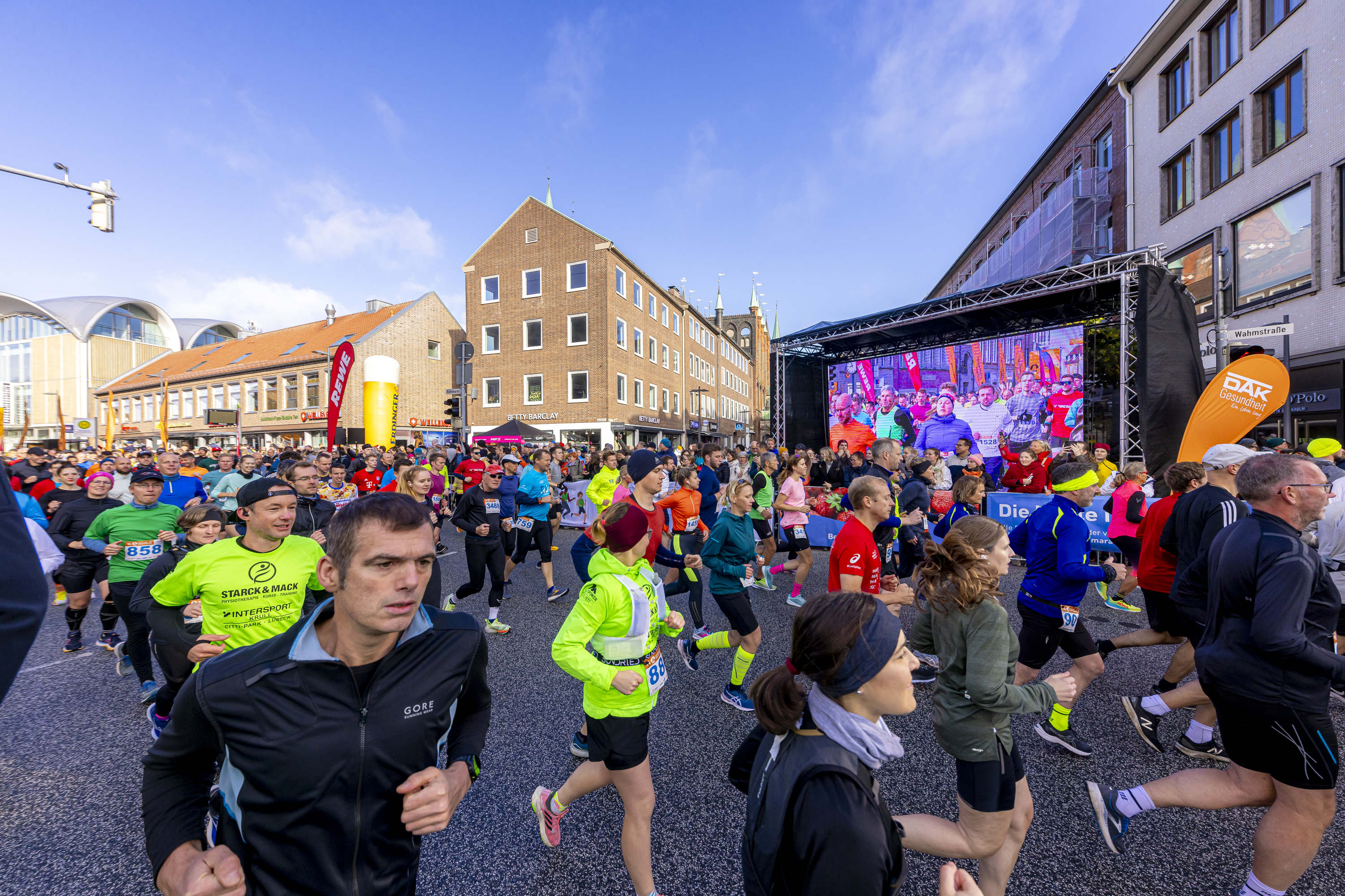 Bühne am Streckenrand des Stadtwerke Lübeck Marathon
